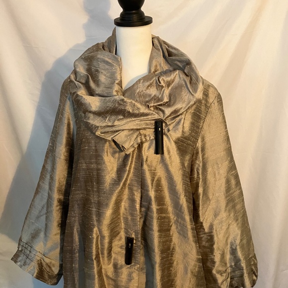 YAK MAGIK Gold Silk Draped Collar Opera Coat - Picture 4 of 6